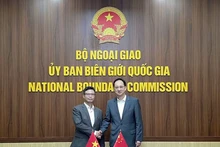 Trinh Duc Hai, président du Comité national des frontières, et Wang Quan, chargé d’affaires par intérim de l’Ambassade de Chine au Vietnam. Photo : Baoquocte.