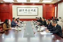 Séance de travail entre l'ambassadeur du Vietnam en Chine, Pham Thanh Binh, et Wang Gang, chef adjoint du Département de l’information du Comité central du PCC. Photo : VNA.
