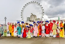 Défilé de costumes traditionnels vietnamiens dans les rues de Londres. Photo : Comité d’organisation.
