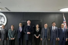 L'ambassadeur du Vietnam en Australie, Pham Hung Tam (troisième à partir de la droite), lors d'une séance de travail avec le ministre en chef du Territoire de la capitale australienne, Andrew Barr. Photo : VNA.