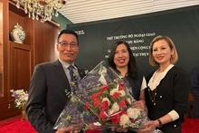 La vice-ministre des Affaires étrangères, Le Thi Thu Hang (au centre) rencontre les représentants des associations et de la diaspora vietnamienne en Suède. Photo : baoquocte.
