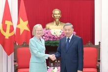 Le secrétaire général du Parti communiste du Vietnam To Lam reçoit l’ambassadrice d’Australie Gillian Bird. Photo : VNA.
