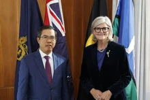 L'ambassadeur Pham Hung Tam rencontre la gouverneure générale d’Australie, Sam Mostyn, le 15 août. Photo : Ambassade du Vietnam en Australie.