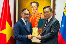 L'ambassadeur Vu Trung My offre au vice-président Freddy Nánez le recueil de poèmes « Nhật ký trong tù » (Carnet de prison) du président Ho Chi Minh, traduit en espagnol. Photo : Ambassade du Vietnam au Venezuela.