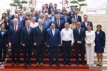 Le Premier ministre Pham Minh Chinh et les délégués. Photo : VNA.