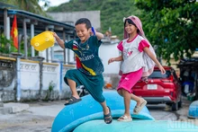 Les éclats de rire des enfants – une musique limpide qui résonne partout dans le village de pêcheurs de Ninh Van. Photo : NDEL.