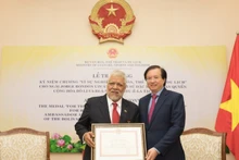 Le vice-ministre de la Culture, des Sports et du Tourisme Ta Quang Dong remet l’insigne « Pour la cause de la Culture, des Sports et du Tourisme » à l’ambassadeur du Venezuela Jorge Rondon Uzcategui, à l’occasion de la fin de son mandat. Photo : Ministère de la Culture, des Sports et du Tourisme.