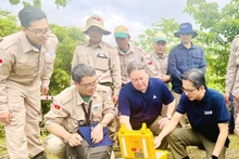 Le vice-ministre des Affaires étrangères, Do Hung Viet, et l’ambassadeur des États-Unis au Vietnam, Marc E. Knapper, appuient sur le bouton de mise à feu pour la destruction de bombes et mines à la commune de Huong Tan, district de Huong Hoa, province de Quang Tri, le 2 avril 2025. Photo : VNA.