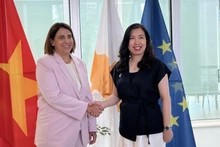 La vice-ministre vietnamienne des Affaires étrangères, Le Thi Thu Hang (à droite) et la vice-ministre permanente auprès du président chypriote, Irene Piki. Photo : VNA.
