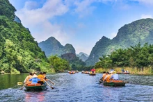 Des visiteurs découvrent la beauté naturelle en barque, dans le cadre d’un tourisme durable et respectueux de l’environnement. Photo d'illustration/Vietjetair.
