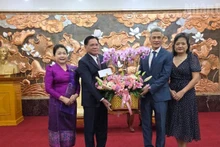 L’ambassadeur Buakeo Phumvongsay et son épouse offrent des fleurs pour féliciter l’ambassadeur Nguyen Minh Vu et son épouse, à l’occasion du 80ᵉ anniversaire de la Révolution d’Août et de la Fête nationale du Vietnam. Photo : NDEL.