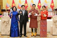 Le président Luong Cuong (deuxième à gauche) et son épouse président un banquet d’État en l’honneur du roi du Bhoutan et de son épouse. Photo : NDEL.