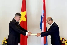 L'ambassadeur du Vietnam en Croatie, Bui Le Thai, présente les lettres de créance du président de la République socialiste du Vietnam Luong Cuong au président de la République de Croatie, Zoran Milanovic. Photo : Ambassade du Vietnam en Croatie.