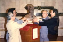 Au terme d’un long parcours, le buste du Président Hô Chi Minh, sculpté par un célèbre artiste congolais, a été installé au Musée Hô Chi Minh, près du Mausolée du Président, le 2 janvier 1996. Photo fournie par l’ambassadeur Tran Tam Giap.