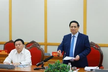 Le Premier ministre Pham Minh Chinh (debout) s'exprime lors de la séance de travail avec les Permanences du Parti de la ville de Hai Phong et de la province de Quang Ngai. Photo : VNA.