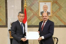 L’ambassadeur du Vietnam en Arabie saoudite et au Yémen, Hoang Huu Anh (à gauche), présente la copie figurée de ses lettres de créance au ministre yéménite des Affaires étrangères, Dr Shaya Mohsin Zindani. Photo : Ambassade du Vietnam en Arabie saoudite.