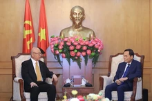 Tran Luu Quang (à droite), secrétaire du Comité central du Parti communiste du Vietnam (PCV) et président de sa Commission des politiques et stratégies, reçoit Takebe Tsutomu, conseiller spécial de l'Alliance d'amitié parlementaire Japon-Vietnam. Photo : VNA.
