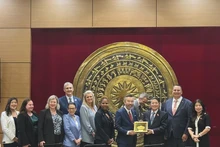 Le vice-président de l'Assemblée nationale, Nguyen Duc Hai, offre des souvenirs à la délégation de l’Assemblée législative de l’État de l’Oregon (États-Unis). Photo : VNA.