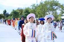 Défilé de costumes vietnamiens sur la place Glotin, à Lorient. Photo : Comité d'organisation.
