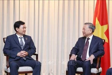 Le secrétaire général du PCV To Lam (droite) rencontre Ahn Gyu Back, ministre de la Défense sud-coréen et aussi président du Groupe des parlementaires d’amitié République de Corée – Vietnam. Photo : VNA.