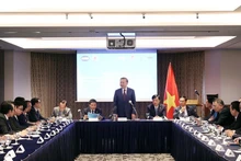Le secrétaire général du PCV To Lam rencontre les membres du Réseau vietnamien de l’innovation en République de Corée ainsi que des experts et entrepreneurs vietnamiens installés dans ce pays. Photo : VNA.