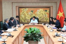 Le vice-Premier ministre vietnamien Nguyên Chi Dung reçoit Danel C. Aboitiz, PDG du groupe philippin Aboitiz Power. Photo : VNA.