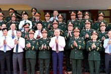 Le secrétaire général To Lam, secrétaire de la Commission militaire centrale, ainsi que des dirigeants du Parti, de l’État et les délégués participent à la séance de travail avec le Corps d’armée 12 (ministère de la Défense). Photo : NDEL.