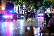 La garde rapprochée a organisé un exercice de simulation pour protéger des personnalités face à une attaque terroriste fictive, attirant des milliers de curieux massés des deux côtés de la rue. Photo : NDEL.