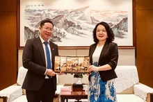 Le consul général du Vietnam à Chongqing (Chine), Bui Nguyen Long et Zhang Dao, directrice du Bureau provincial des affaires étrangères du Sichuan. Photo : Baoquocte.
