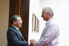 Nguyen Hai Ninh, ministre vietnamien de la Justice rencontre Miguel Mario Díaz-Canel Bermúdez, Premier secrétaire et président de Cuba. Photo : Journal Phap Luat.