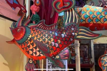 Les modèles de lanternes sont recréés à travers de nombreuses étapes minutieuses : brûlage du bambou, assemblage de l’armature, collage, peinture puis montage final. Photo : NDEL.