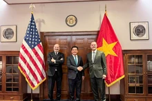 Le ministre de l’Industrie et du Commerce, Nguyen Hong Dien, négociateur en chef du gouvernement (milieu), le secrétaire américain au Commerce, Howard Lutnick (gauche) et l'ambassadeur Jamieson Greer, représentant américain au Commerce (droite). Photo : VNA.
