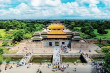 Des visiteurs affluent vers un site patrimonial emblématique, reflet du dynamisme du tourisme vert et durable dans l’ancienne capitale. Photo : Huu Phuc/Vneconomy.