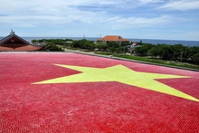 La photo « Le plus grand drapeau national en céramique du Vietnam », réalisée par l’auteur Nguyen Dang Lam, a été soumise au concours photo du journal Nguoi Lao Dong. Photo : VnExpress.