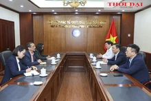 Dong Huy Cuong, vice-président de l’Union des organisations d’amitié du Vietnam, rencontre la délégation de l’Institut Simón Bolívar pour la paix et la solidarité entre les peuples (ISB). Photo : Thoi dai.
