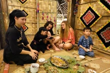 Des femmes Tay présentent la gastronomie et la culture traditionnelle aux visiteurs internationaux à Thai Nguyen. Photo : Baodautu.