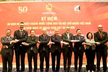 L'ambassadeur Nguyen Dac Thanh (au milieu) prend une photo souvenir avec les ambassadeurs invités à l'occasion du 80e anniversaire de la Fête nationale du Vietnam. Photo : VNA.