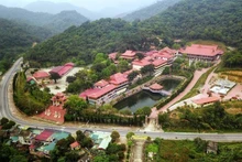Le monastère zen Truc Lâm Yen Tu (également appelé pagode Lân), situé sur le mont Yen Tu, dans le complexe historique et paysager Yen Tu (province de Quang Ninh), est l’endroit choisi par le roi Tran Nhan Tong pour se retirer et pratiquer le bouddhisme. À l’origine, il s’agissait d’une grande pagode avec de vastes constructions, mais celles-ci ont été détruites par le temps, ne laissant que quelques vestiges au sol. En 2002, le monastère a été reconstruit. Photo : VNA.