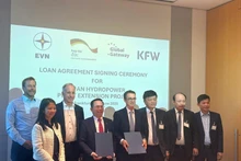 Les représentants de la direction du Groupe Électricité du Vietnam (EVN) et de la Banque allemande de développement (KfW) concluent l’accord de prêt. Photo : EVN.