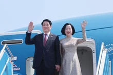 Le président vietnamien Luong Cuong et de son épouse quittent Hanoi pour l'Egypte et l'Angola. Photo : VNA.