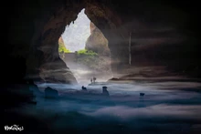 Le plateau calcaire de Dong Van est célèbre pour ses chaînes de montagnes dentelées, à la fois aiguës, arides et majestueuses. Pourtant, peu de gens savent qu’ici se cache une grotte féerique au nom évocateur et poétique, la grotte de Hang May. Photo : Ngoc Vu.