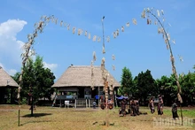 Le cay neu près de la maison Guol, symbole culturel de l’ethnie Co Tu. Photo : NDEL.