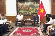 Le vice-ministre de la Culture, des Sports et du Tourisme, Ho An Phong, reçoit Rahul Bali, directeur général de la société indienne Innovations India, producteur principal du projet cinématographique de coopération vietnamo-indienne intitulé Love in Vietnam. Photo : NDEL.