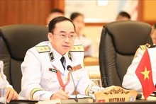 Le vice-amiral Tran Thanh Nghiem, membre du Comité central du Parti, membre de la Commission militaire centrale et commandant de la Marine populaire du Vietnam, prend la parole lors de la réunion. Photo : VNA.