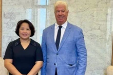 L'ambassadrice Pham Thi Thu Huong rencontre le gouverneur des îles Ioniennes, Yianis Trepeklis. Photo : Ambassade du Vietnam en Grèce.