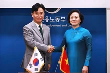 La ministre vietnamienne de l'Intérieur, Pham Thi Thanh Tra, et le ministre sud-coréen de l'Emploi et du Travail, Kim Young Hoon. Photo : Moha.