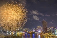 Des feux d'artifice illuminent un coin de la rivière Saïgon. Photo d'illustration : baoanhvietnam.