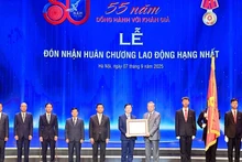 Le secrétaire général du Parti communiste du Vietnam, To Lam remet l’Ordre du Travail de première classe à la Télévision du Vietnam. Photo : NDEL.
