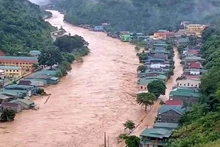 Le niveau des eaux de crue de la rivière Nam Mo, qui traverse la commune de Muong Xen, province de Nghe An, reste très élevé. Photo : VNA.