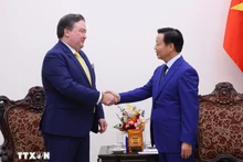 Le vice-Premier ministre Tran Hong Ha (à droite) et l’ambassadeur des États-Unis au Vietnam, Marc Knapper, à Hanoi, le 9 juillet. Photo : VNA.